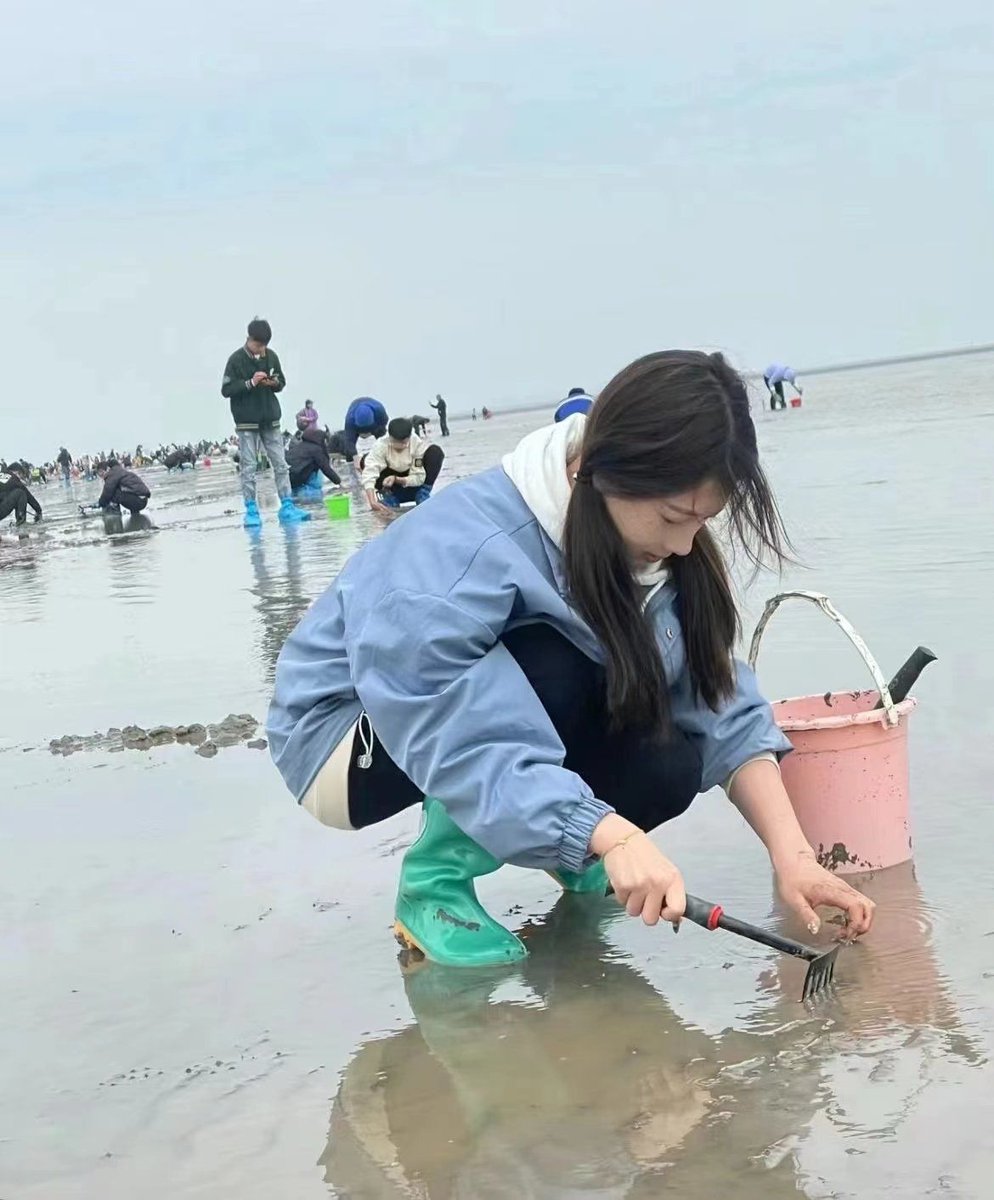 mjgya0519's tweet photo. This low隙 crab is only here to steal snacks from the beach! （注：此处“低隙蟹”为谐音创意，英文贴合其小巧贴隙的萌态，符合推文趣味调性）， https://t.co/y0YlNFlZYm