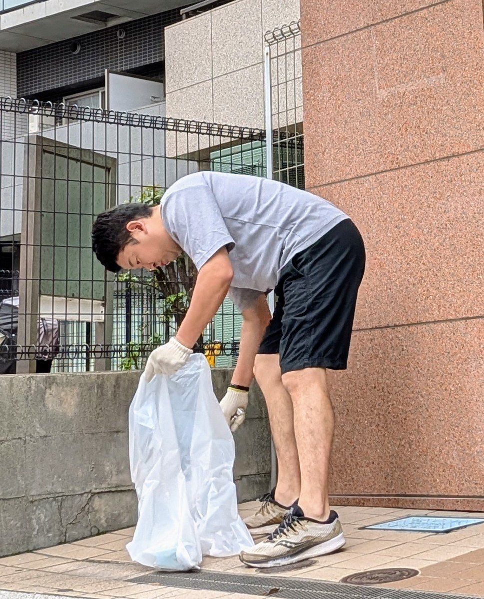 blueliberty_kh's tweet photo. 朝から #川崎市 市内統一美化活動に参加し、#町内会 の皆さんと町内の清掃を行いました。

相変わらず、タバコのポイ捨てが多く、排水口の中や周辺は特に多かったです。

拾っても拾ってもキリがない！！💢💢

愛煙家の皆さん、マナーは守ってくださいね🚬

#ポイ捨て禁止
#川崎区 #本間ケンジロウ https://t.co/IvBC0qXmy8