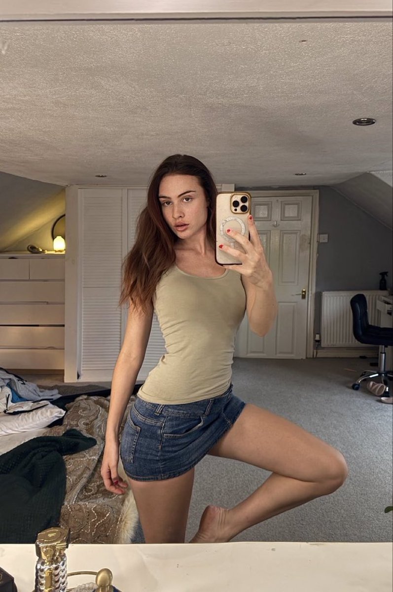 mixlucyax's tweet photo. jump twice drop to ur knees and hand over that wallet. Daddy’s back

#findom #feet #feetfetish #moneyslave https://t.co/N3oKcFhL7z