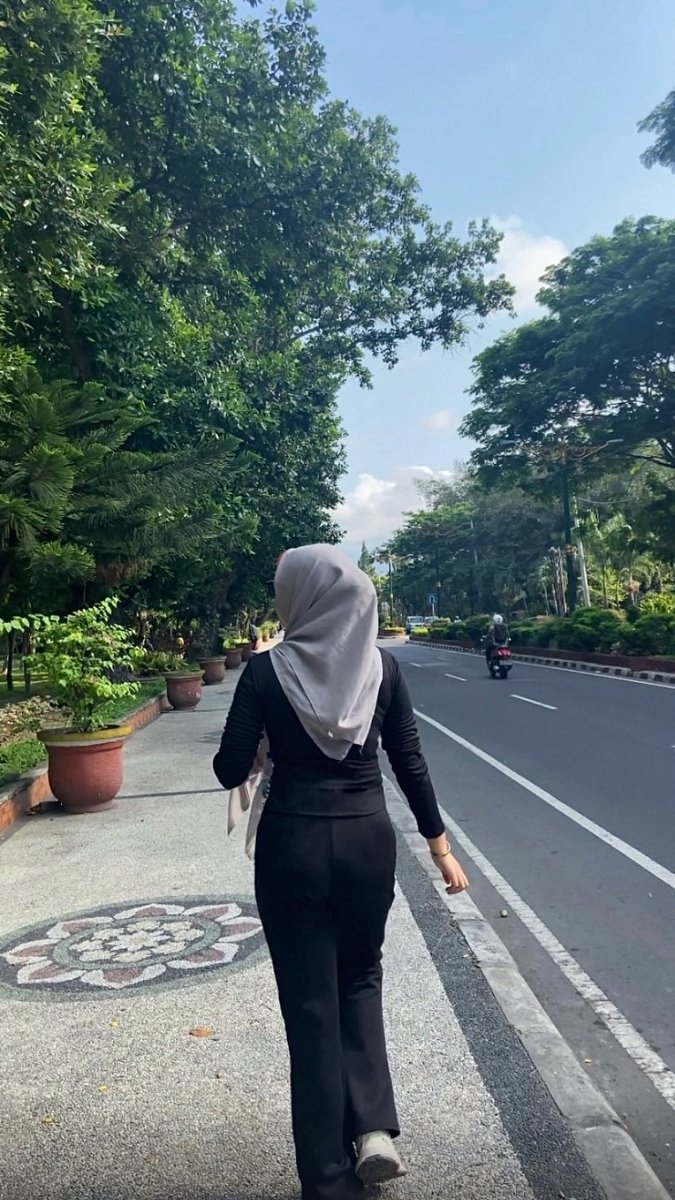 YUNJlINHUH's tweet photo. sebelum sarapan tadi sebenernya tuh abis jalan pagi🫠

Jalan kaki santai di pagi hari ternyata bukan cuma bikin badan seger, tapi juga banyak manfaatnya buat kesehatan tubuh dan mental. Mulai dari melancarkan sirkulasi darah, menjaga kesehatan jantung, sampai bantu meredakan stres setelah seminggu sibuk beraktivitas.
Nggak perlu langsung lari maraton, yang penting konsisten dan dinikmati sambil menghirup udara segar pagi hari. Yuk, mulai hari dengan langkah kecil yang berdampak besar!