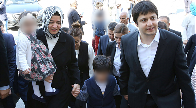 sevincozarslan's tweet photo. Fatma Betül Sayan ve eşi İlyas Kaya’nın daha vereceği çok hesap var. Bunlardan biri de Silivri Cezaevi’nde intihar ettiği açıklanan genç doktor İbrahim Halil Özyavuz’un ölümü.

“Harranlı doktor” olarak tanınan Özyavuz, Cerrahpaşa Tıp Fakültesi’ni birincilikle bitirmiş, TUS’ta Türkiye üçüncüsü olmuş başarılı bir doktordu. Henüz yeni baba olmuşken Mayıs 2018’de “terörist” denilerek gözaltına alındı.

Özyavuz ifadesinde İlyas Kaya ile birlikte çalıştıklarını, dini sohbetlere birlikte katıldıklarını ve ByLock’u telefonuna Kaya’nın yüklediğini söyledi. Ailesinin anlatımına göre itirafçı olması için işkence gördü; bu ifadesinin ardından da ağır şekilde darp edildi.

3 Haziran 2018’de Silivri Cezaevi’nden cenazesi çıktı. “İntihar etti” denildi. Ancak ailesi ve onu yakından tanıyanlar buna inanmadı.

İbrahim Halil Özyavuz’un ölümü hâlâ cevap bekleyen ağır bir soru olarak ortada duruyor.
