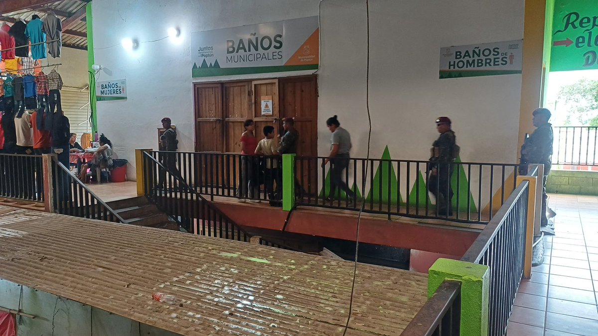 Ejercito_GT's tweet photo. Seguridad al servicio de la población guatemalteca. 🫡🇬🇹
 
Brigada de Fuerzas Especiales “GBPNH”, efectúa patrullaje a pie en el Municipio de Poptún, #Petén, con el objetivo de fortalecer la seguridad y prevención, en beneficio de la población guatemalteca.

#EjércitoGT #EstamosCumpliendo