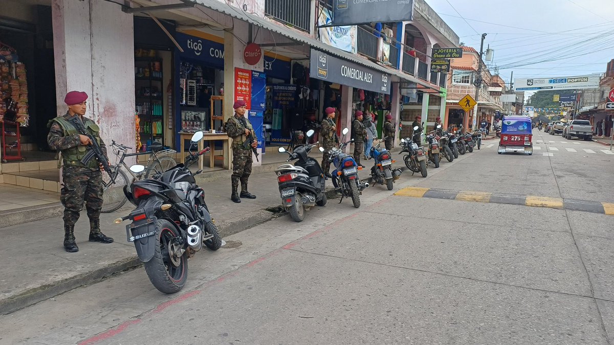 Ejercito_GT's tweet photo. Seguridad al servicio de la población guatemalteca. 🫡🇬🇹
 
Brigada de Fuerzas Especiales “GBPNH”, efectúa patrullaje a pie en el Municipio de Poptún, #Petén, con el objetivo de fortalecer la seguridad y prevención, en beneficio de la población guatemalteca.

#EjércitoGT #EstamosCumpliendo