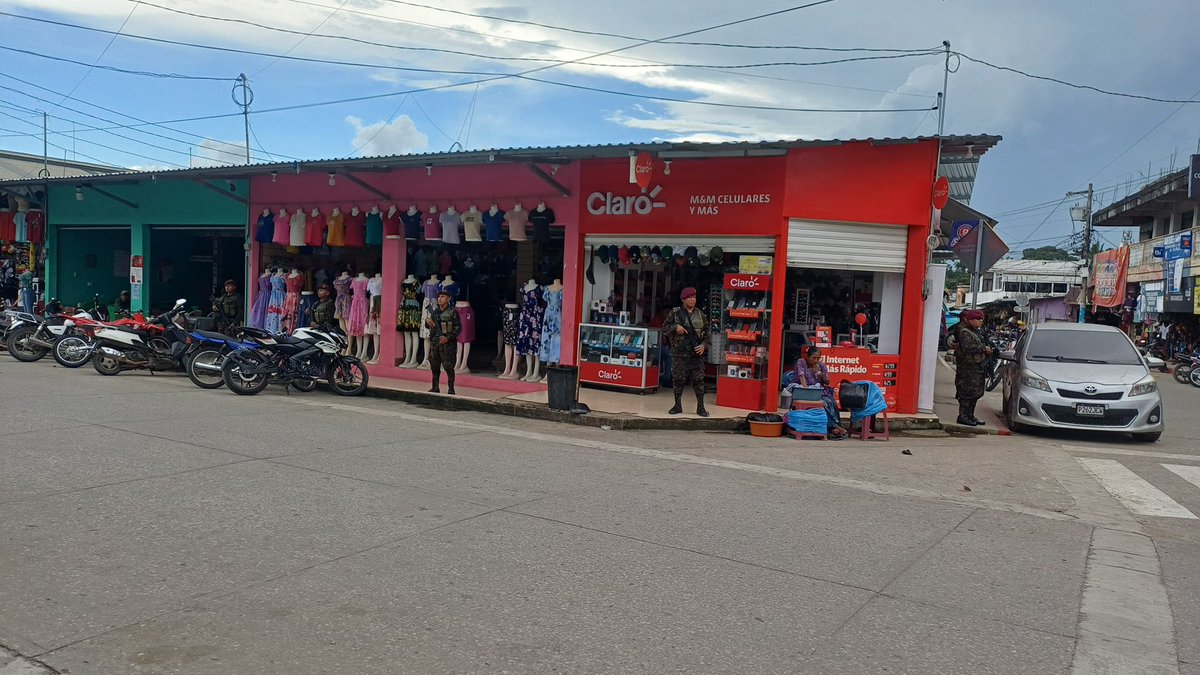 Ejercito_GT's tweet photo. Seguridad al servicio de la población guatemalteca. 🫡🇬🇹
 
Brigada de Fuerzas Especiales “GBPNH”, efectúa patrullaje a pie en el Municipio de Poptún, #Petén, con el objetivo de fortalecer la seguridad y prevención, en beneficio de la población guatemalteca.

#EjércitoGT #EstamosCumpliendo