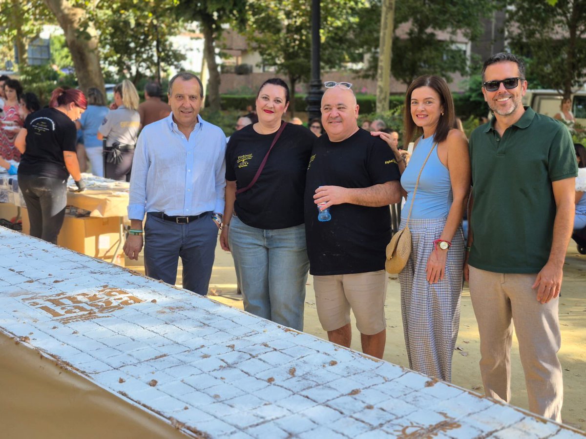 ruiz_espejo's tweet photo. #Antequera vuelve a batir el récord con nuestro dulce más típico, el #bienmesabe más grande del mundo. 

Enhorabuena a a Piobiem por la iniciativa y el nuevo récord y a la @CofradiaDeAbajo por las actividades organizadas a lo largo del día en el Paseo Real. https://t.co/jFindsDhfe