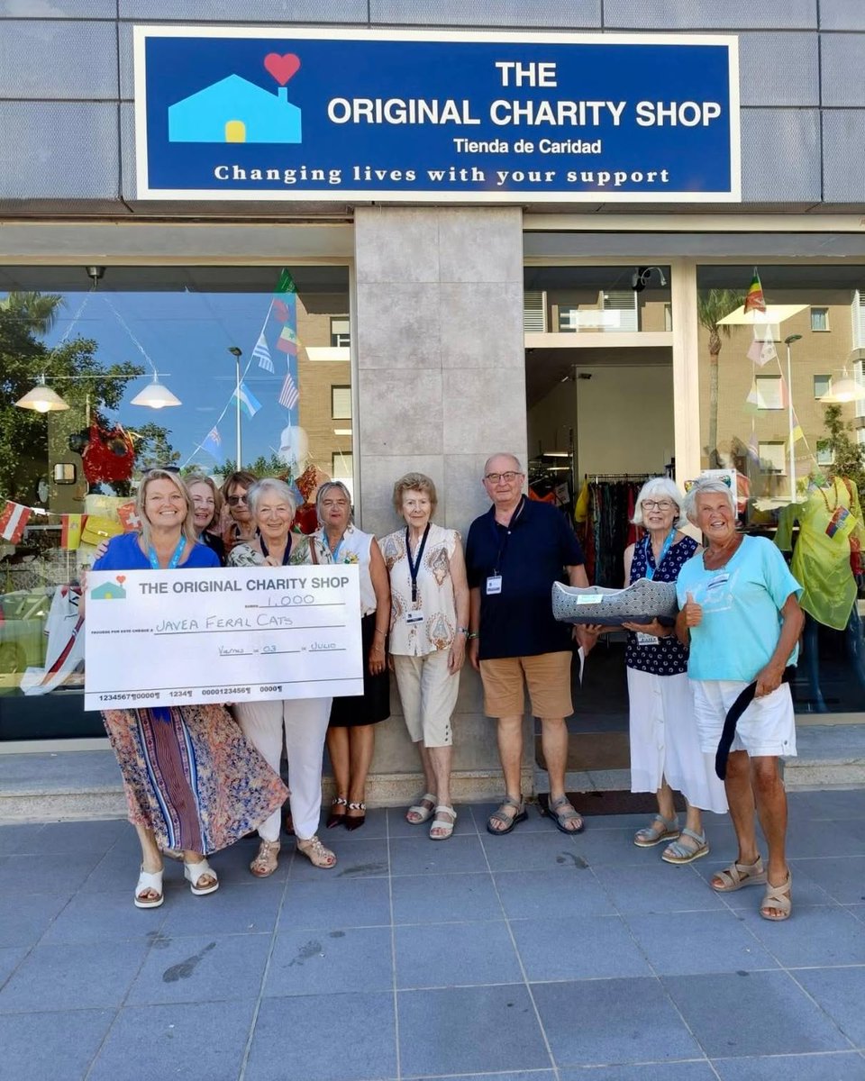 ROYMARTINEZ2574's tweet photo. A purr-fect morning in Jávea. We presented Jávea Feral Cats with a €1, 000 donation to help provide food and veterinary supplies. Thank you to our customers, donors and volunteers for supporting local causes. Together, one paw at a time. https://t.co/YDZtXTcLhe