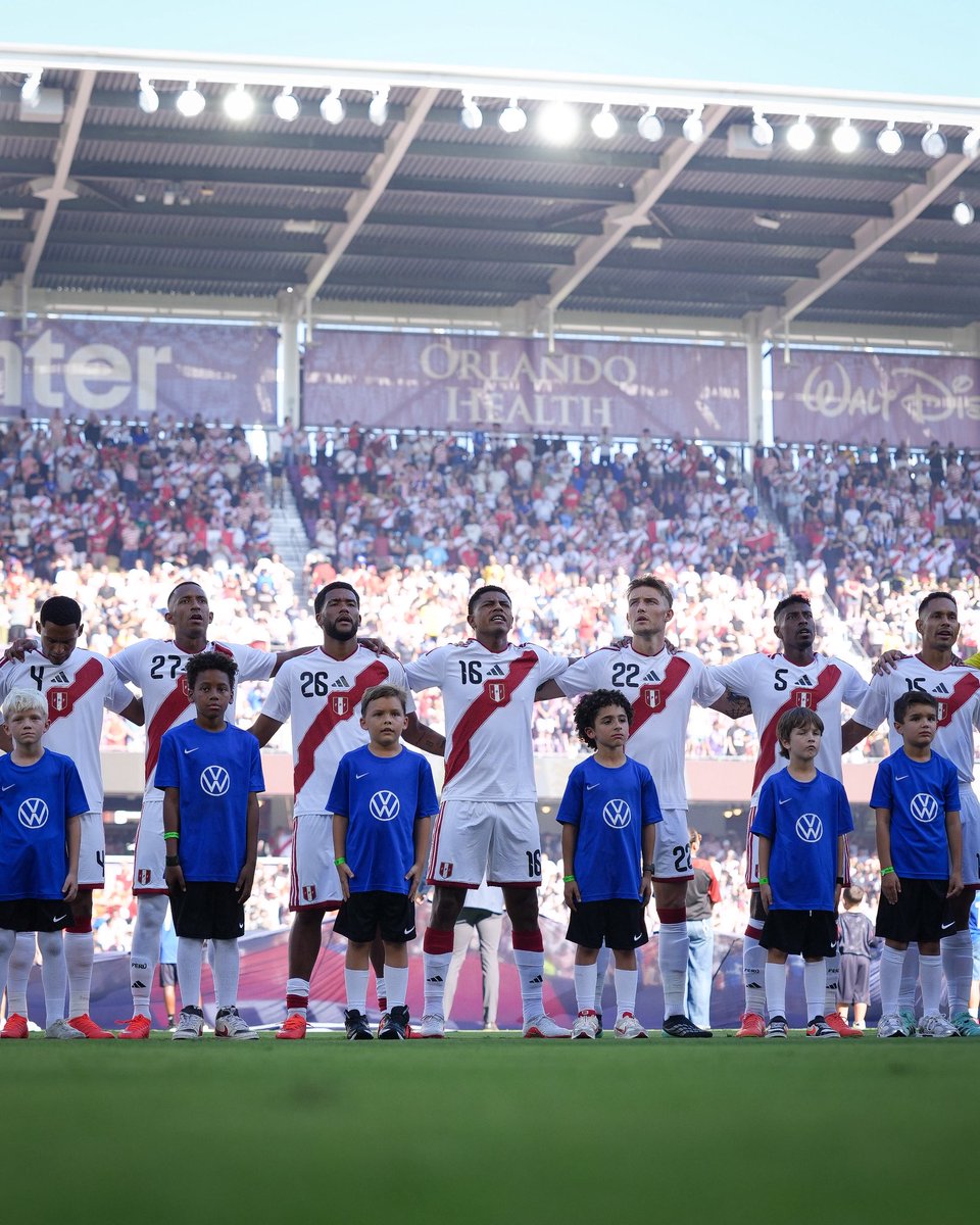SeleccionPeru's tweet photo. 𝗗𝗲𝘀𝗱𝗲 𝗲𝗹 𝗽𝗿𝗶𝗺𝗲𝗿 𝗺𝗶𝗻𝘂𝘁𝗼, 𝗷𝘂𝗻𝘁𝗼𝘀 𝗽𝗼𝗿 𝗟𝗮 𝗕𝗶𝗰𝗼𝗹𝗼𝗿 🇵🇪❤️🤍

#LaBicolor 🇵🇪

#UnSentimientoQueNosUne https://t.co/WnzJf7bOdK
