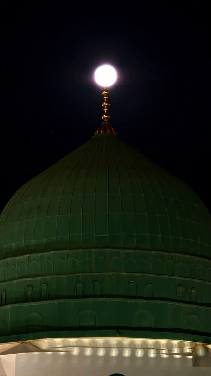 Muslim's tweet photo. SubhanAllah. A full moon perfectly aligned above the Green Dome of Masjid an-Nabawi in Madinah tonight.

Allahumma salli wa sallim ‘ala Nabiyyina Muhammad ﷺ. https://t.co/BwtUwlGjW2