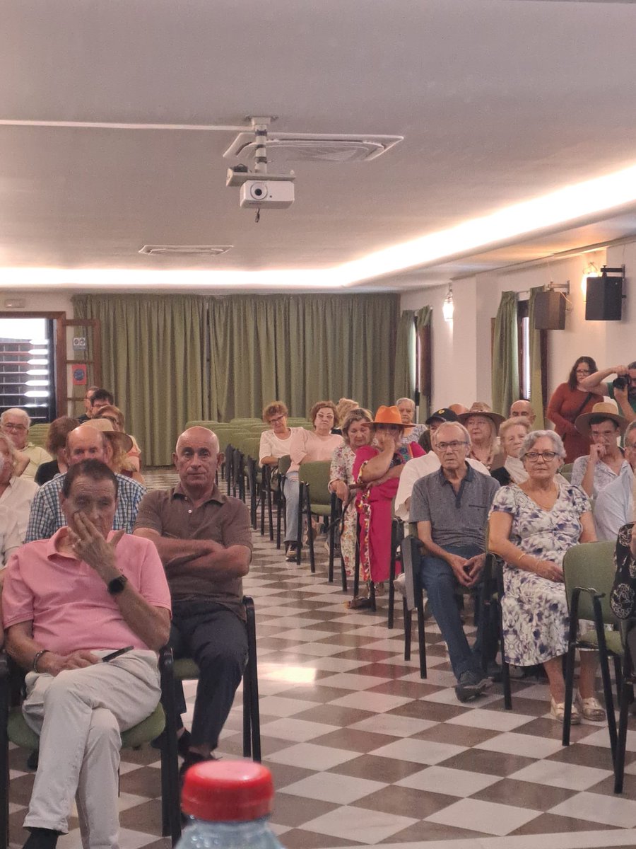 Ajuareza's tweet photo. El primer concurso de poesía Leonor Almendros ha sido un éxito, con una gran  convocatoria llena de emoción y reencuentro de personas de diferentes zonas geográficas. https://t.co/9xzrAnv68g