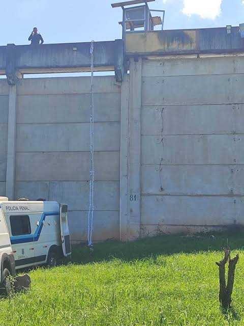 HeloBongiovani's tweet photo. Holandês investigado por tráfico internacional e colombiano condenado a 40 anos: quem são os presos que tentaram fugir no Rio
https://t.co/Sisn0Mpkha https://t.co/C3E7IYCq4W