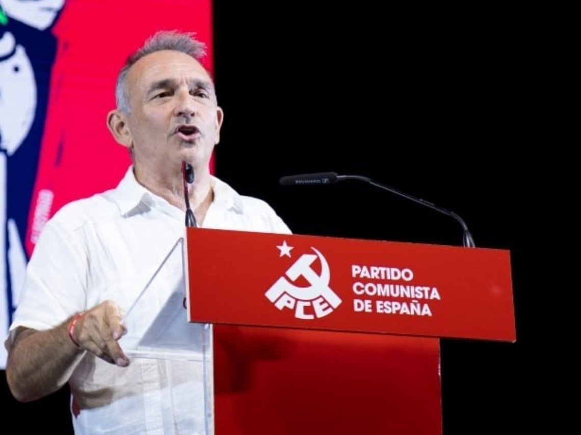 elpce's tweet photo. "No renunciamos a nada.  

Ni a mejorar las condiciones de vida de la clase trabajadora aún  bajo el capitalismo ni a conseguir las más profundas trasformaciones sociales".

@EnriqueSantiago en el mítin central de la 48 @fiestaPCE🟥🎉✊ https://t.co/N2qxBShq3g