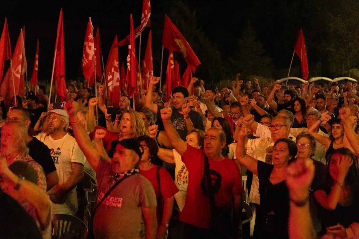 elpce's tweet photo. "No renunciamos a nada.  

Ni a mejorar las condiciones de vida de la clase trabajadora aún  bajo el capitalismo ni a conseguir las más profundas trasformaciones sociales".

@EnriqueSantiago en el mítin central de la 48 @fiestaPCE🟥🎉✊ https://t.co/N2qxBShq3g