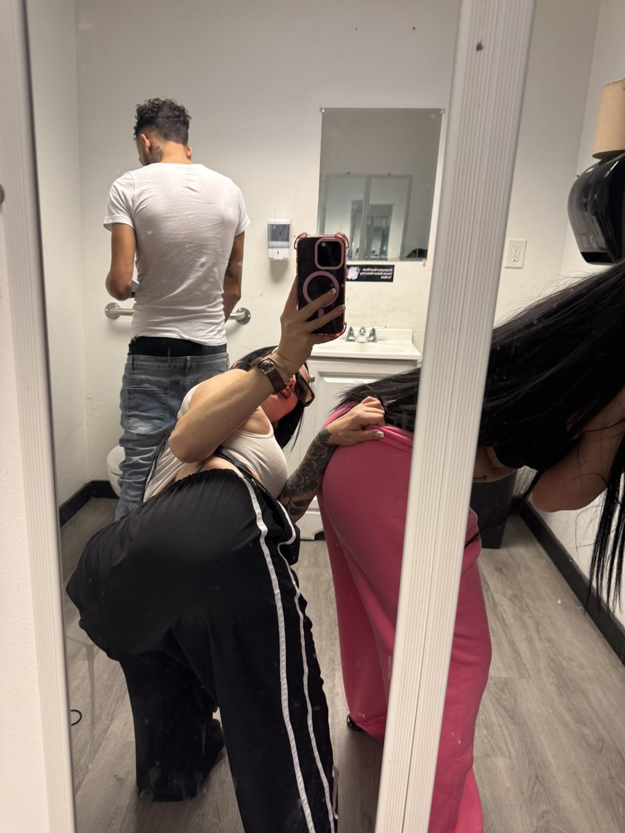 rememberimdaddy's tweet photo. Cant even pee alone with my girls #FelizMiércoles https://t.co/KT1rYK0SgJ