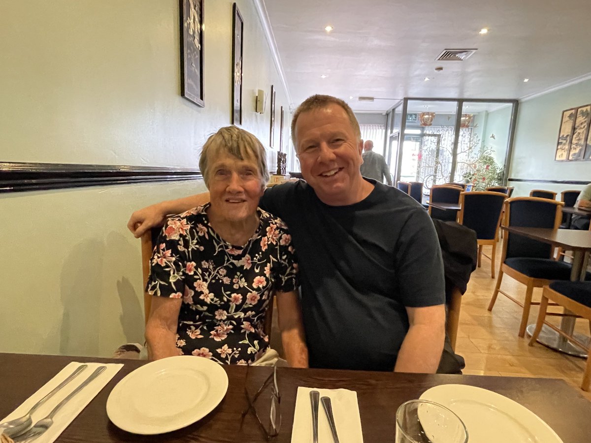 huntkevinont's tweet photo. Fun pre-birthday Birthday Dinner in London. https://t.co/m9Q1Cs8sRb