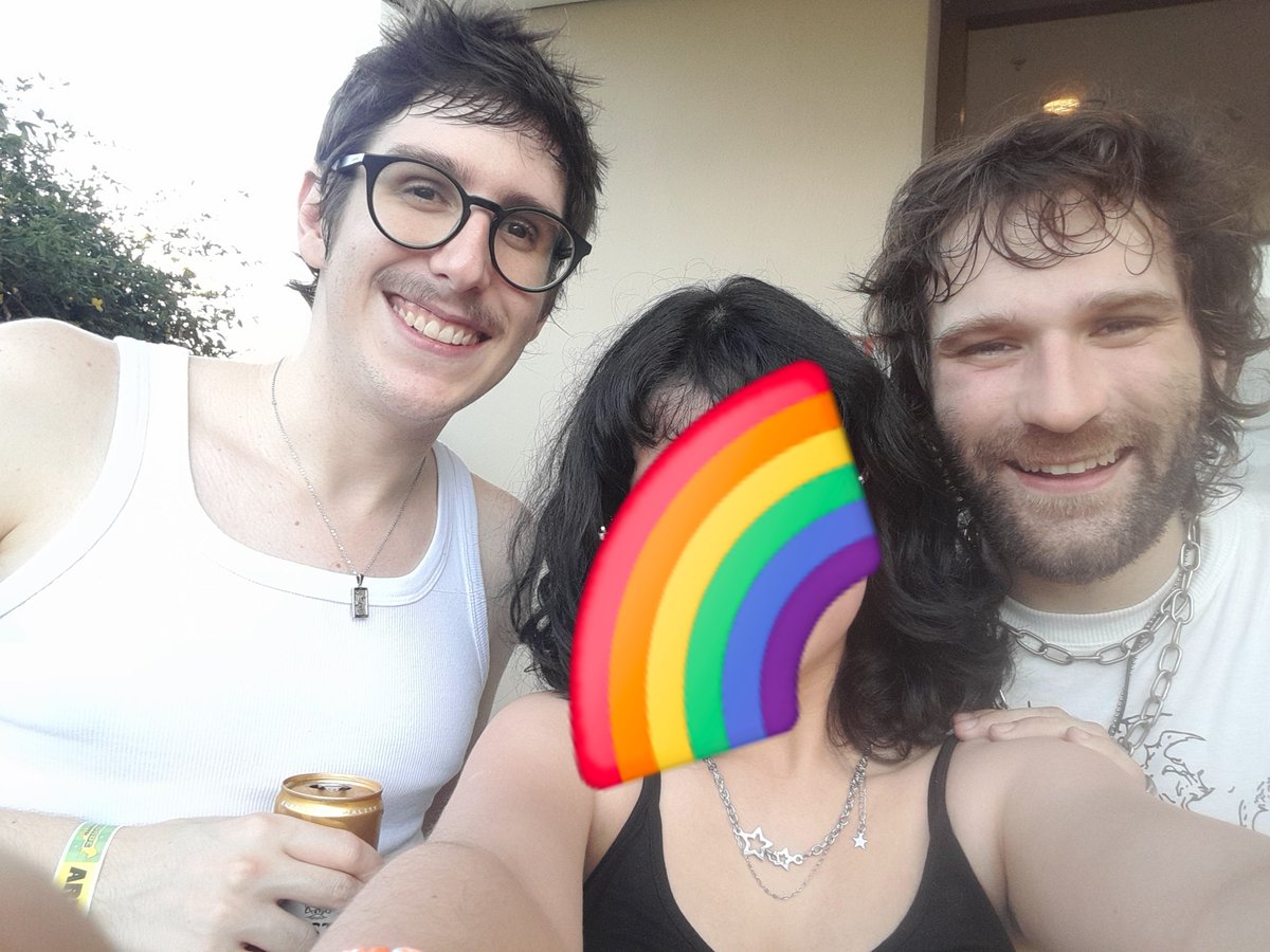 ogrilolovers's tweet photo. EU TO EM CHOQUE EU PEGYEI A PALHETA E TIREI FOTO COM ELES E ABRACEI GENTE GENTE GENTE TO MAL (o Tx tinha sumido nessa hora) https://t.co/kbYKAZh7Op