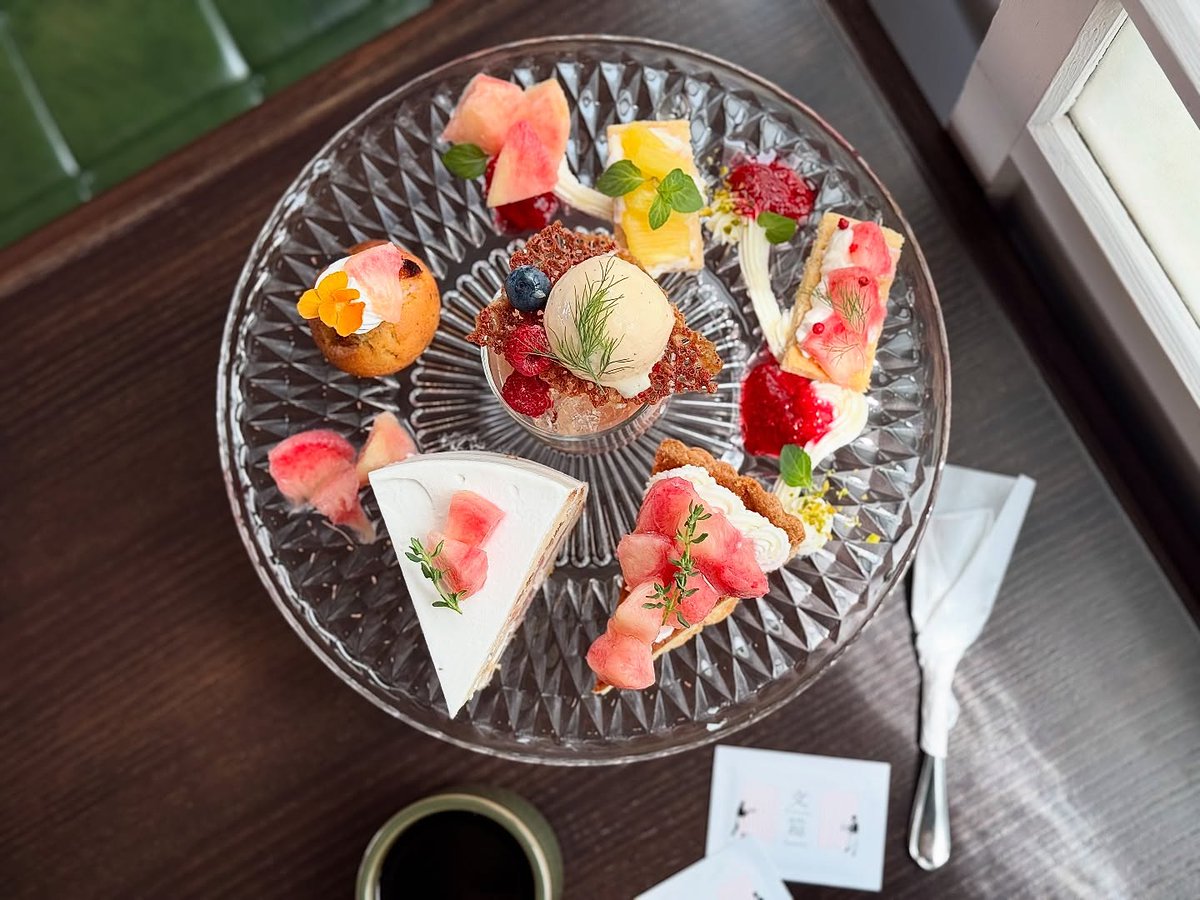audreycampbellp's tweet photo. A luxurious peach dessert plate: peach shortcake, tart, Peach Melba, peach and pineapple open sandwiches, and jasmine tea–apricot cupcakes. Fresh, fragrant, beautifully presented, and incredibly filling. Every bite was delicious. https://t.co/tHZ28QuZWF