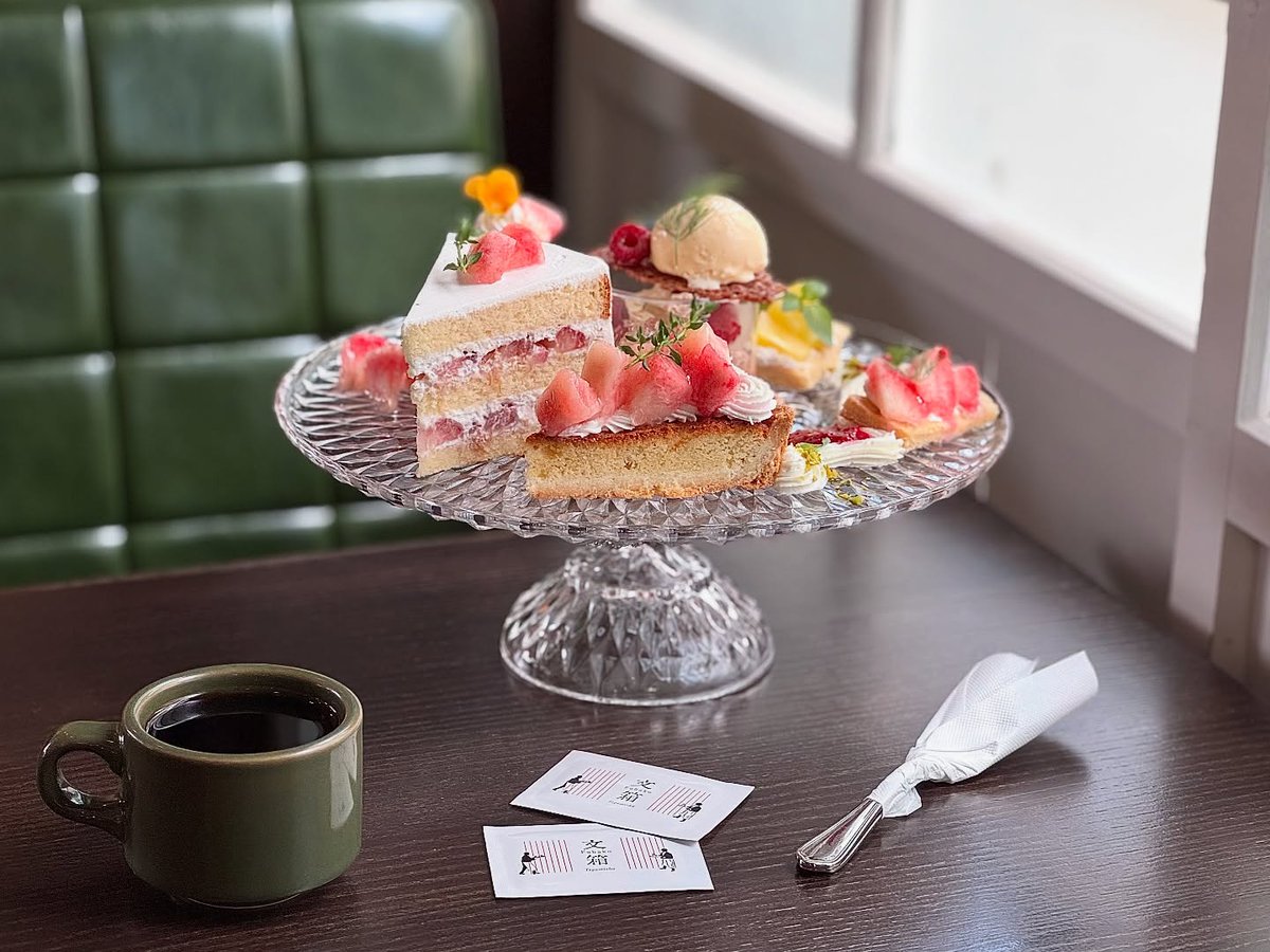 audreycampbellp's tweet photo. A luxurious peach dessert plate: peach shortcake, tart, Peach Melba, peach and pineapple open sandwiches, and jasmine tea–apricot cupcakes. Fresh, fragrant, beautifully presented, and incredibly filling. Every bite was delicious. https://t.co/tHZ28QuZWF