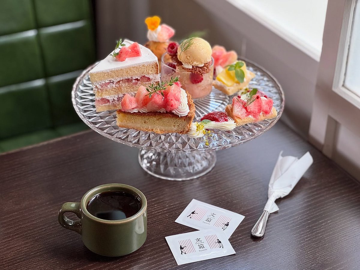 audreycampbellp's tweet photo. A luxurious peach dessert plate: peach shortcake, tart, Peach Melba, peach and pineapple open sandwiches, and jasmine tea–apricot cupcakes. Fresh, fragrant, beautifully presented, and incredibly filling. Every bite was delicious. https://t.co/tHZ28QuZWF