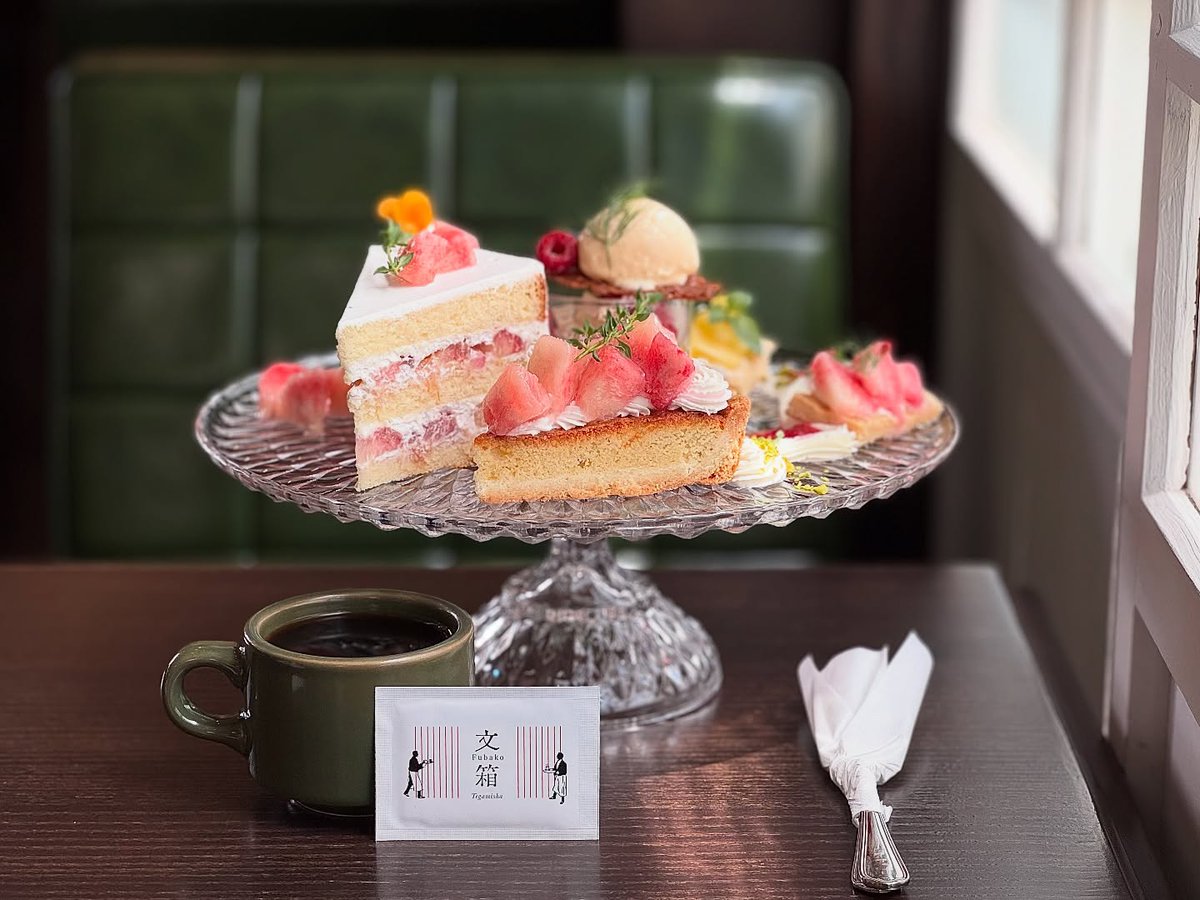 audreycampbellp's tweet photo. A luxurious peach dessert plate: peach shortcake, tart, Peach Melba, peach and pineapple open sandwiches, and jasmine tea–apricot cupcakes. Fresh, fragrant, beautifully presented, and incredibly filling. Every bite was delicious. https://t.co/tHZ28QuZWF