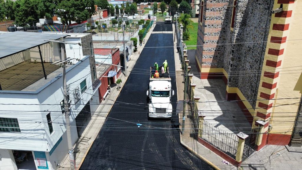 TonantzinFdz's tweet photo. ¡Trabajamos sin ✅ descanso por San Pedro Cholula! 

Mantenemos jornadas continuas en el Barrio de 🚧 Jesús Tlatempa para concluir en tiempo los trabajos en la calle 8 Norte y 22 Oriente. 

¡Cumplirle a nuestra 🧑‍🧑‍🧒‍🧒 comunidad gente es la prioridad! https://t.co/FZt7GEaJEp