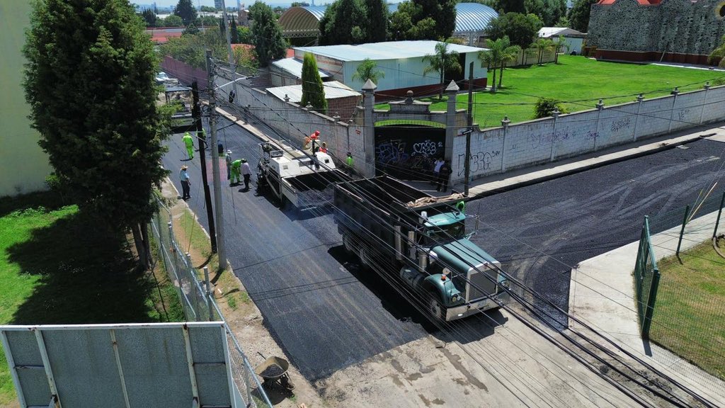 TonantzinFdz's tweet photo. ¡Trabajamos sin ✅ descanso por San Pedro Cholula! 

Mantenemos jornadas continuas en el Barrio de 🚧 Jesús Tlatempa para concluir en tiempo los trabajos en la calle 8 Norte y 22 Oriente. 

¡Cumplirle a nuestra 🧑‍🧑‍🧒‍🧒 comunidad gente es la prioridad! https://t.co/FZt7GEaJEp