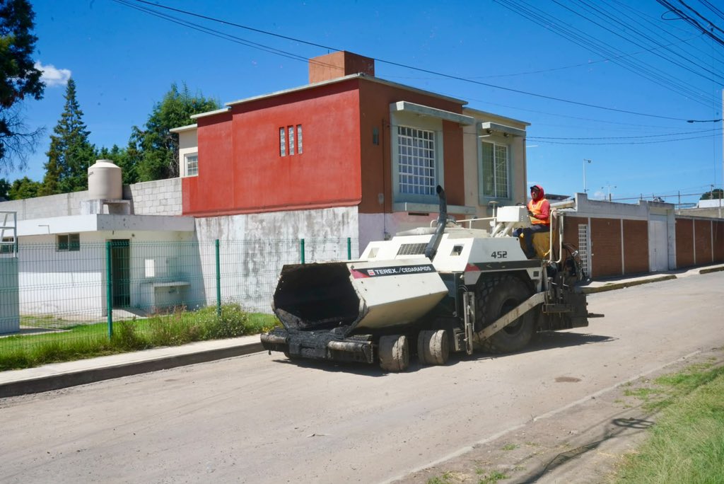TonantzinFdz's tweet photo. ¡Trabajamos sin ✅ descanso por San Pedro Cholula! 

Mantenemos jornadas continuas en el Barrio de 🚧 Jesús Tlatempa para concluir en tiempo los trabajos en la calle 8 Norte y 22 Oriente. 

¡Cumplirle a nuestra 🧑‍🧑‍🧒‍🧒 comunidad gente es la prioridad! https://t.co/FZt7GEaJEp