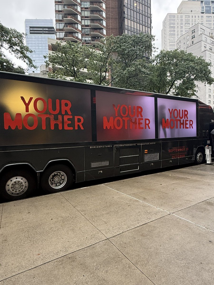 tommylovesfilm's tweet photo. Cool interactive experience for YOUR MOTHER YOUR MOTHER YOUR MOTHER outside AMC Lincoln Square! https://t.co/oNeZbMU0ei