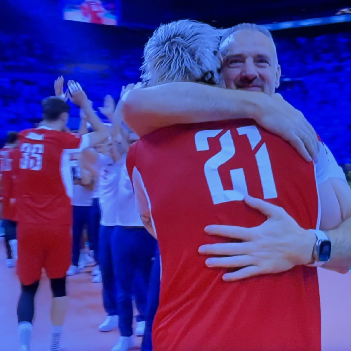 maviasi04's tweet photo. najpiękniejsze obrazki jak ojciec z synem cieszą się ze zwycięstwa w finale me #gangłysego https://t.co/2ebzaHzw6L