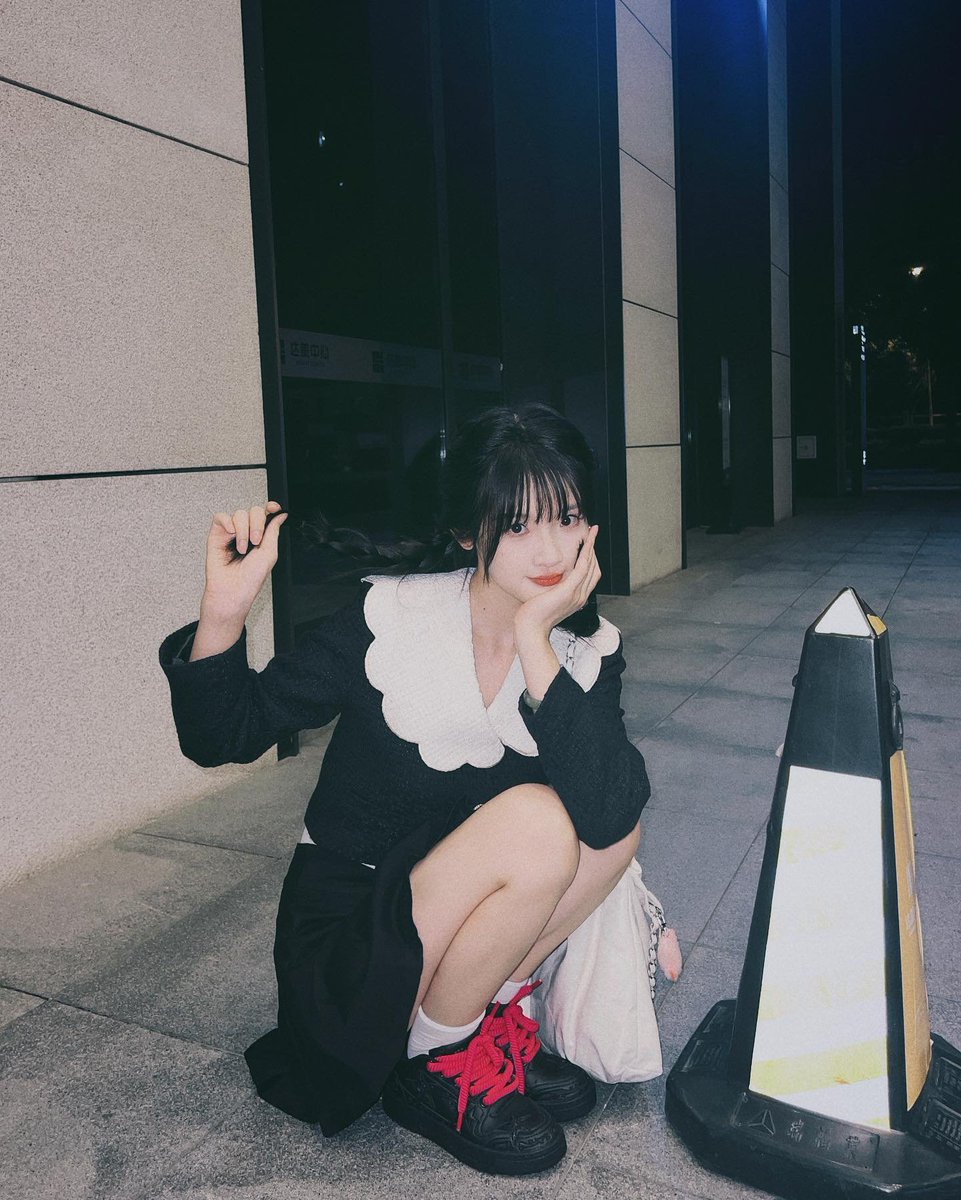 Miaoyid's tweet photo. Waiting for you to pick me up like I didn't already make myself comfortable here. https://t.co/4yqajFDZTQ