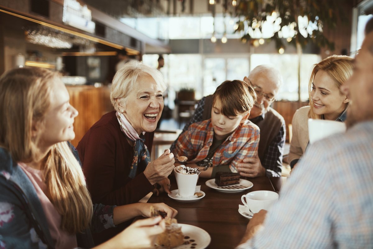 DoretheaFrwt's tweet photo. Coffee, laughs, and way too many old stories catching up with my favorite crew today  Time just slips away when you’re with the ones who knew you before the glow-ups. Love these random reconnections!， https://t.co/rbRL1yB48y