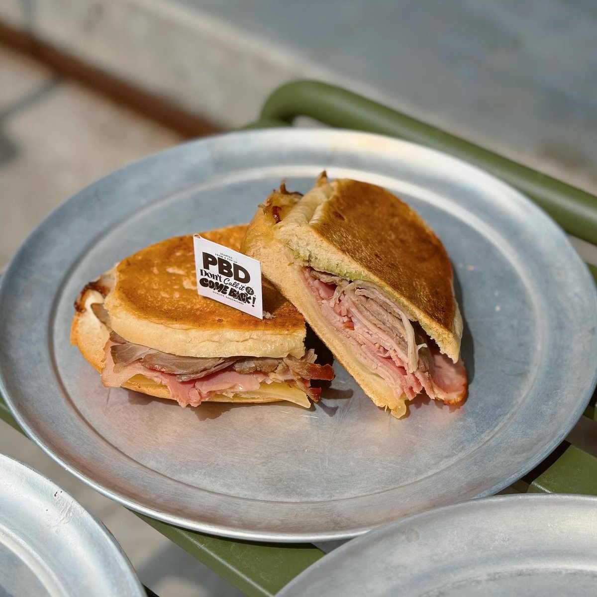 amelialee8mudwg's tweet photo. I missed @parkbenchdeli before, so I visited during their 3-month pop-up. The pastrami Reuben was the highlight—tender and flavourful—but the other sandwiches had overly dry bread. Decent, though not worth the price or trip. https://t.co/GnnCpNkD8o