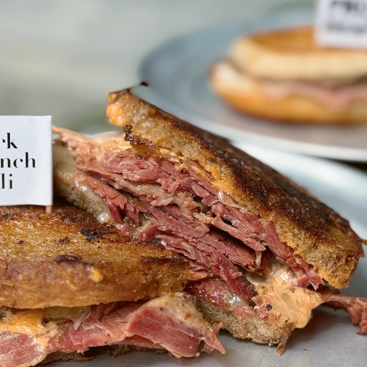 amelialee8mudwg's tweet photo. I missed @parkbenchdeli before, so I visited during their 3-month pop-up. The pastrami Reuben was the highlight—tender and flavourful—but the other sandwiches had overly dry bread. Decent, though not worth the price or trip. https://t.co/GnnCpNkD8o