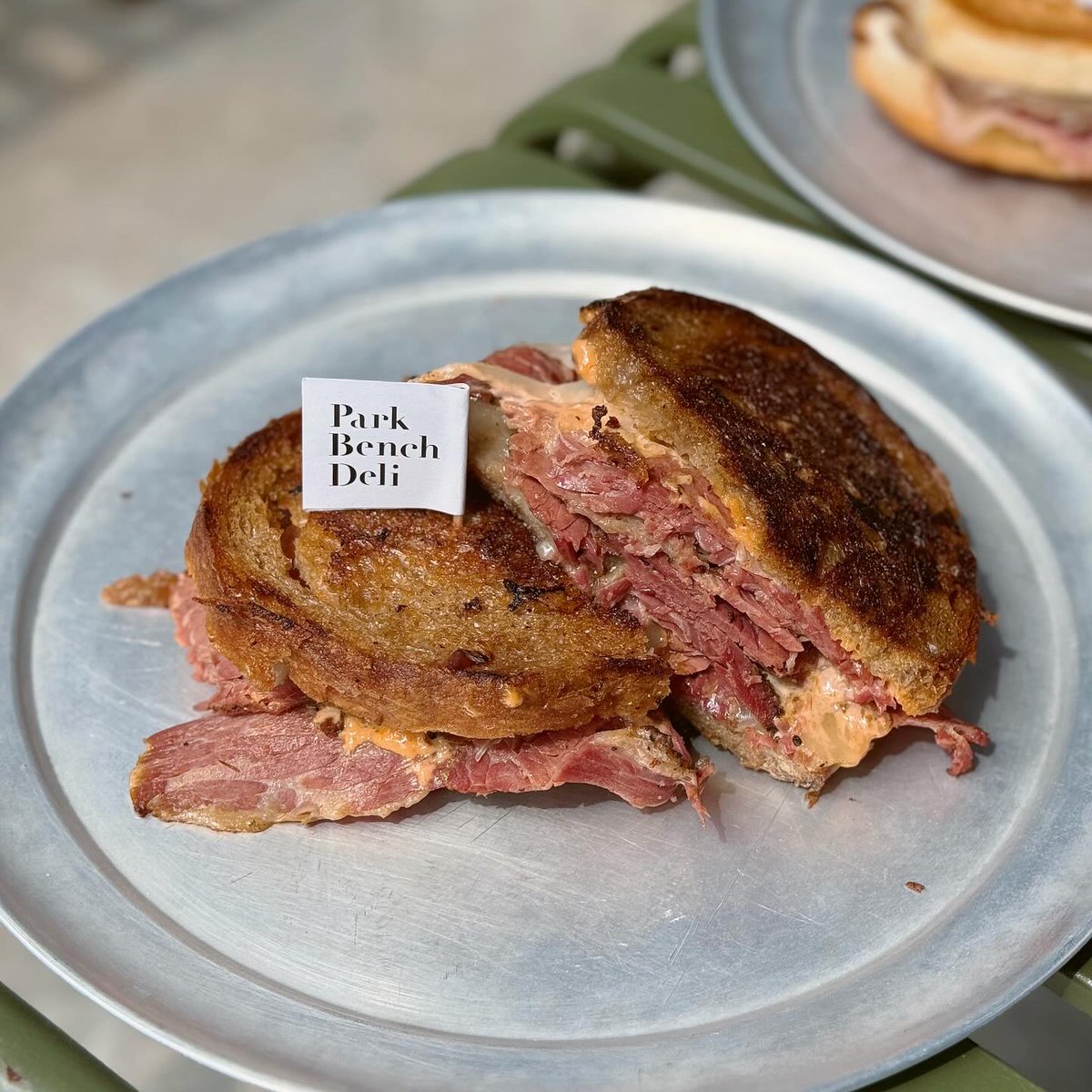 amelialee8mudwg's tweet photo. I missed @parkbenchdeli before, so I visited during their 3-month pop-up. The pastrami Reuben was the highlight—tender and flavourful—but the other sandwiches had overly dry bread. Decent, though not worth the price or trip. https://t.co/GnnCpNkD8o