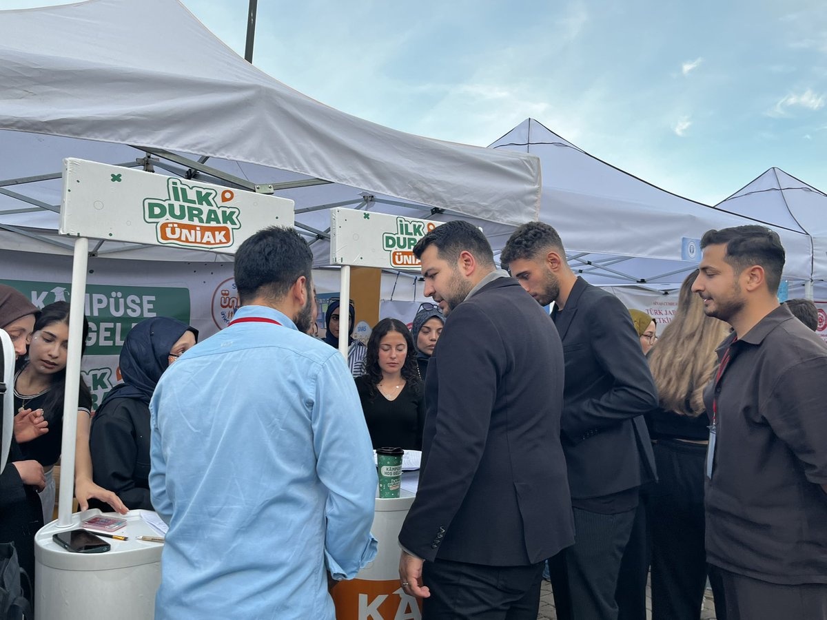 uniaksivas's tweet photo. Gençlik Festivali’nde ÜniAK Sivas olarak 2. günümüzü de dolu dolu tamamladık. İl Gençlik Kolları Başkanımız Batuhan Çelikten, İl Üniversite Başkanımız Barış Pınarbaşı ve yönetim kurulu üyelerimizi standımızda ağırladık. 
Gençliğin enerjisiyle festival coşkusunu yaşamaya devam… https://t.co/Bou2lDbgxQ