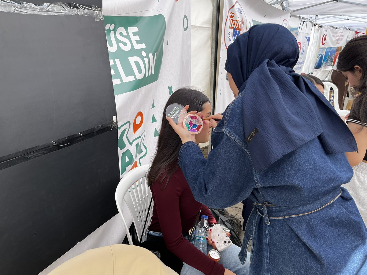 uniaksivas's tweet photo. Gençlik Festivali’nde ÜniAK Sivas olarak 2. günümüzü de dolu dolu tamamladık. İl Gençlik Kolları Başkanımız Batuhan Çelikten, İl Üniversite Başkanımız Barış Pınarbaşı ve yönetim kurulu üyelerimizi standımızda ağırladık. 
Gençliğin enerjisiyle festival coşkusunu yaşamaya devam… https://t.co/Bou2lDbgxQ
