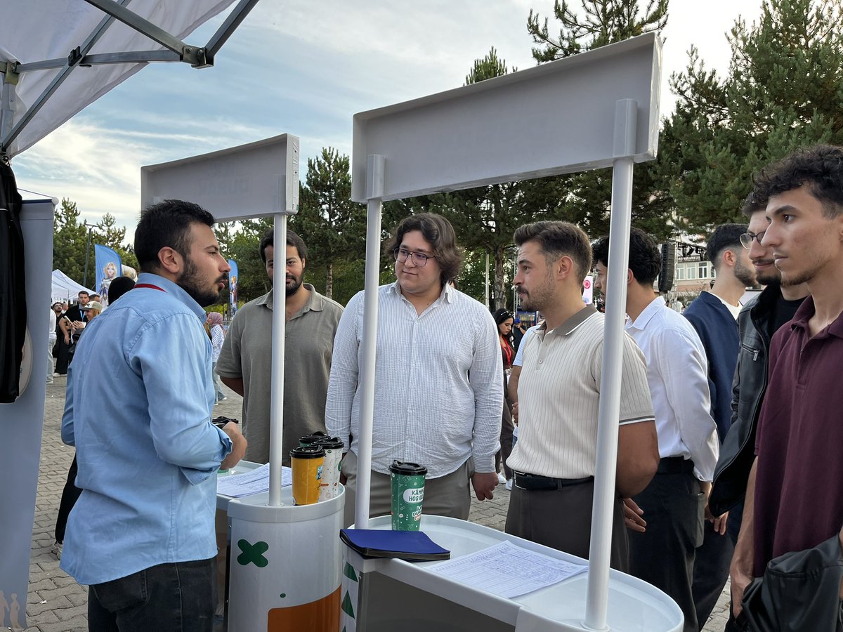 uniaksivas's tweet photo. Gençlik Festivali’nde ÜniAK Sivas olarak 2. günümüzü de dolu dolu tamamladık. İl Gençlik Kolları Başkanımız Batuhan Çelikten, İl Üniversite Başkanımız Barış Pınarbaşı ve yönetim kurulu üyelerimizi standımızda ağırladık. 
Gençliğin enerjisiyle festival coşkusunu yaşamaya devam… https://t.co/Bou2lDbgxQ