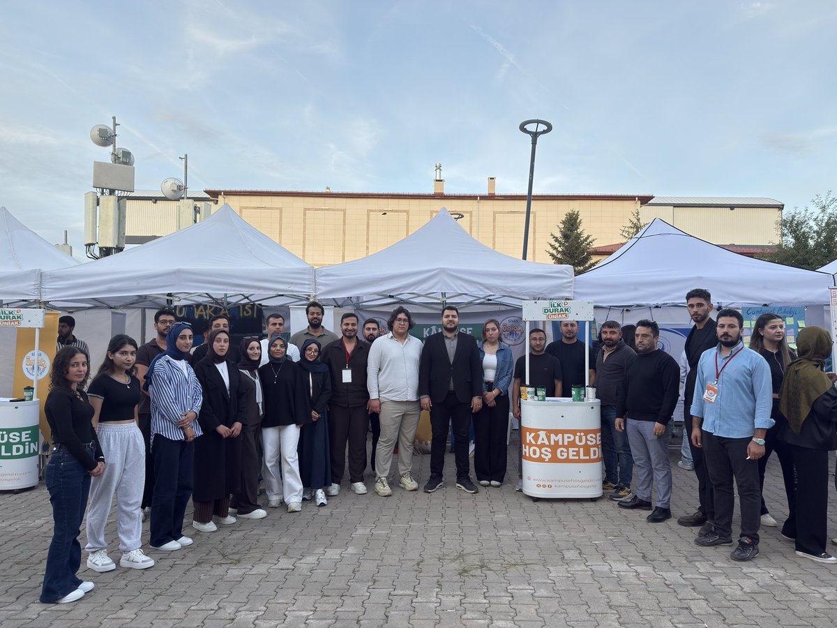 uniaksivas's tweet photo. Gençlik Festivali’nde ÜniAK Sivas olarak 2. günümüzü de dolu dolu tamamladık. İl Gençlik Kolları Başkanımız Batuhan Çelikten, İl Üniversite Başkanımız Barış Pınarbaşı ve yönetim kurulu üyelerimizi standımızda ağırladık. 
Gençliğin enerjisiyle festival coşkusunu yaşamaya devam… https://t.co/Bou2lDbgxQ