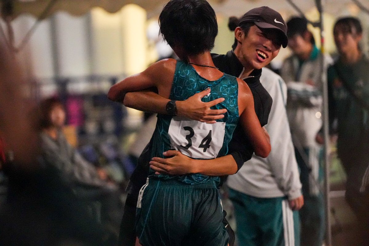 JDngjp's tweet photo. 絆記録会
青山学院大学

走り終わった選手にナイス。
よくやったと言葉を交わす https://t.co/kpAMtQFhHz