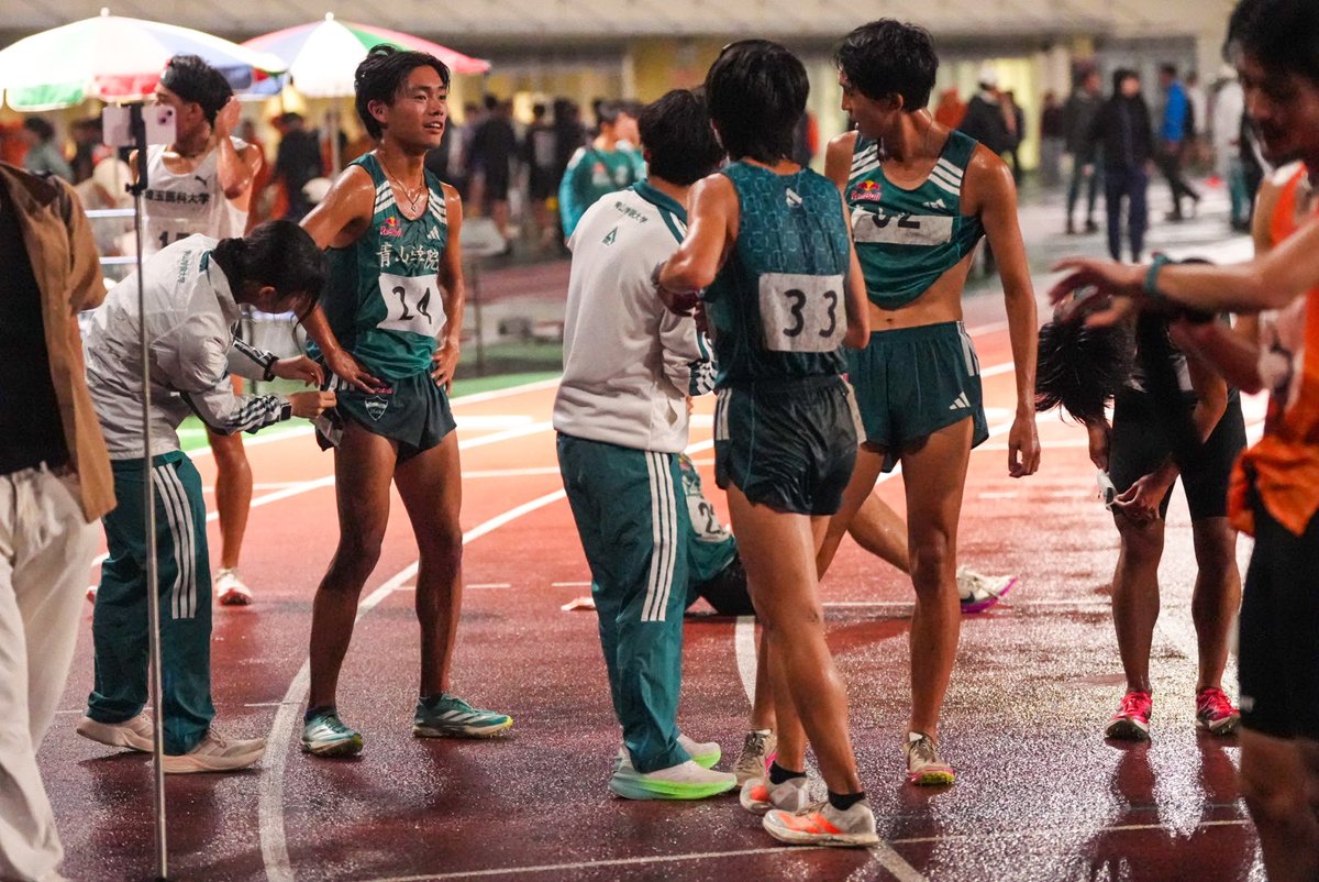JDngjp's tweet photo. 絆記録会
青山学院大学

走り終わった選手にナイス。
よくやったと言葉を交わす https://t.co/kpAMtQFhHz