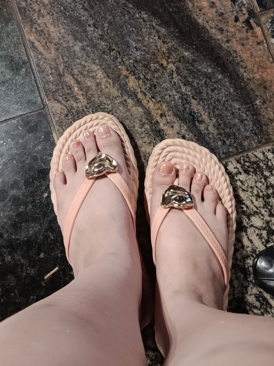 divineg1rl's tweet photo. Irei pisar em você como o ser desprezível e nojento que você é! 
Apenas me sirva, você sabe que só é feito para isso... Seu inútil miserável 

#feetfetısh 
#slave #feetslave 
#moneyslave 
#paypig 
#findom #fendom https://t.co/cqMxPAfsI6
