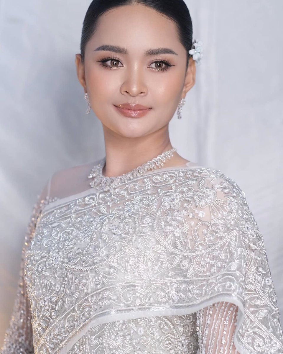 johncampbellfri's tweet photo. Congratulations, sis Son Channeath! Ring ceremony outfit by Chheang Samnang Bridal, Branch 1 
Makeup: Nhem Vitou 
Hair: Srey Na Mp https://t.co/3BNPU7oXze