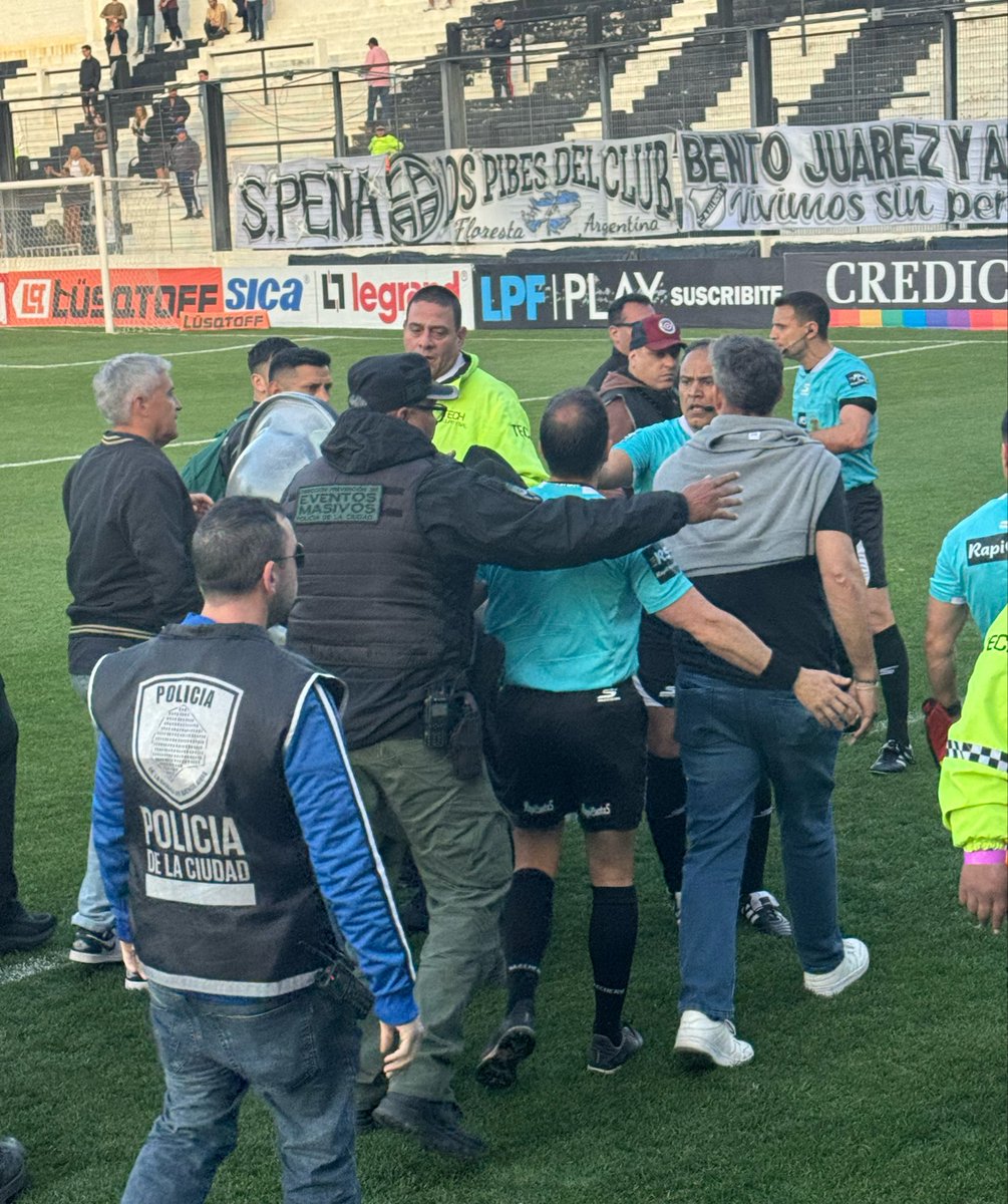 leogabes's tweet photo. All Boys volvió a empatar y fue gracias al impresentable de Lucas Ripoli, que le quitó la posibilidad de ganar. Estuvo el pésimo Pafundi, el secretario gremial Pardo y así se fueron. Ya está todo podrido, no se puede jugar más. Definen ascensos y descensos. Un asco. https://t.co/d0tTbT4RYl