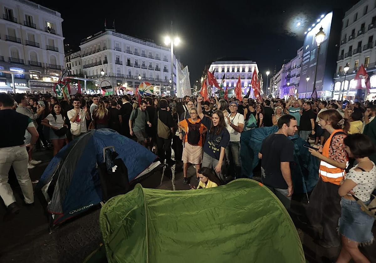 TuiteroMartin's tweet photo. En lugar de desmontar los campamentos moros en Ceuta están montando el campamento Maricarmen en Madrid.

Gobierno de España.

De esta sí que salimos más fuertes. https://t.co/NQgXMbmluh