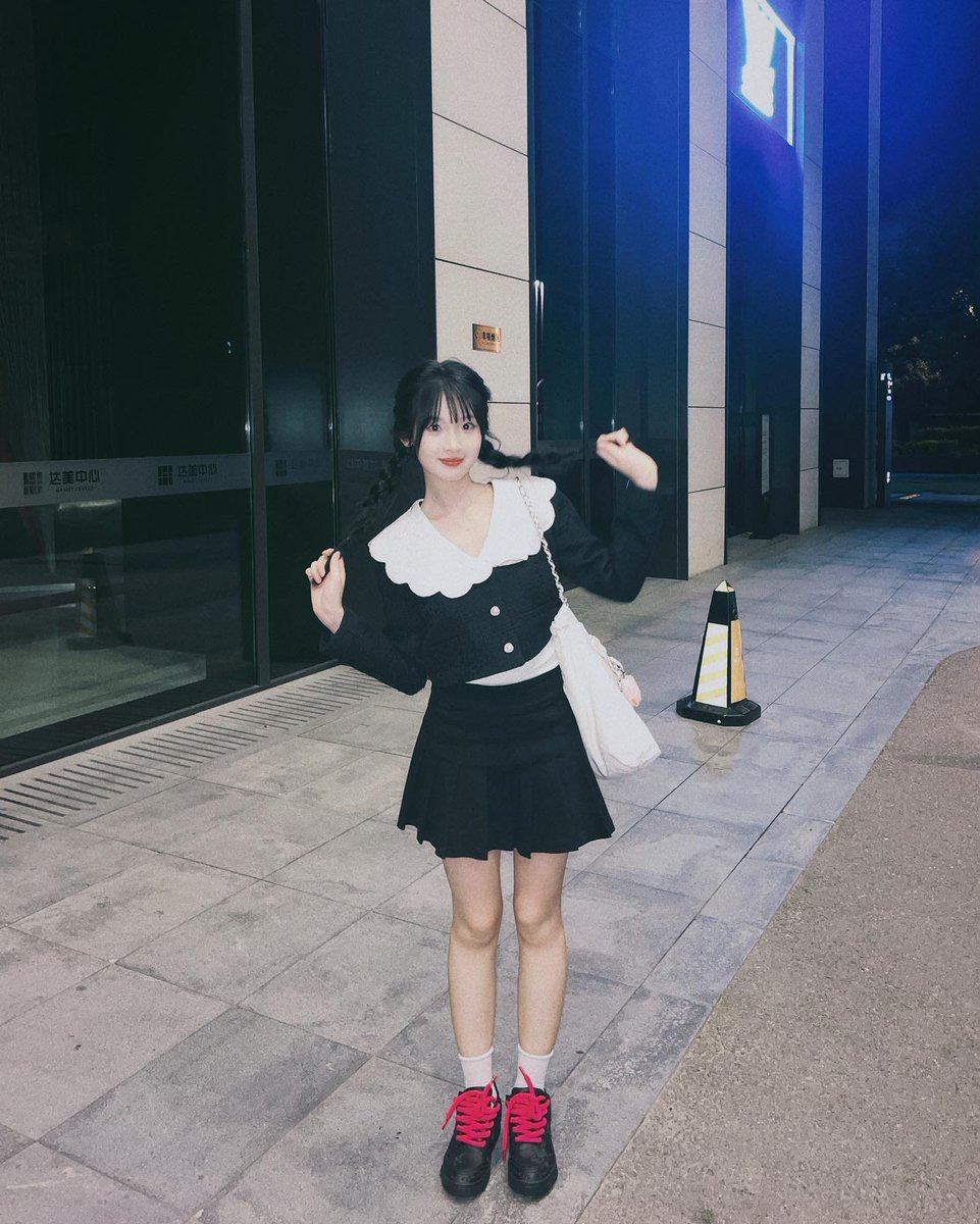 Miaoyid's tweet photo. Waiting for you to pick me up like I didn't already make myself comfortable here. https://t.co/4yqajFDZTQ