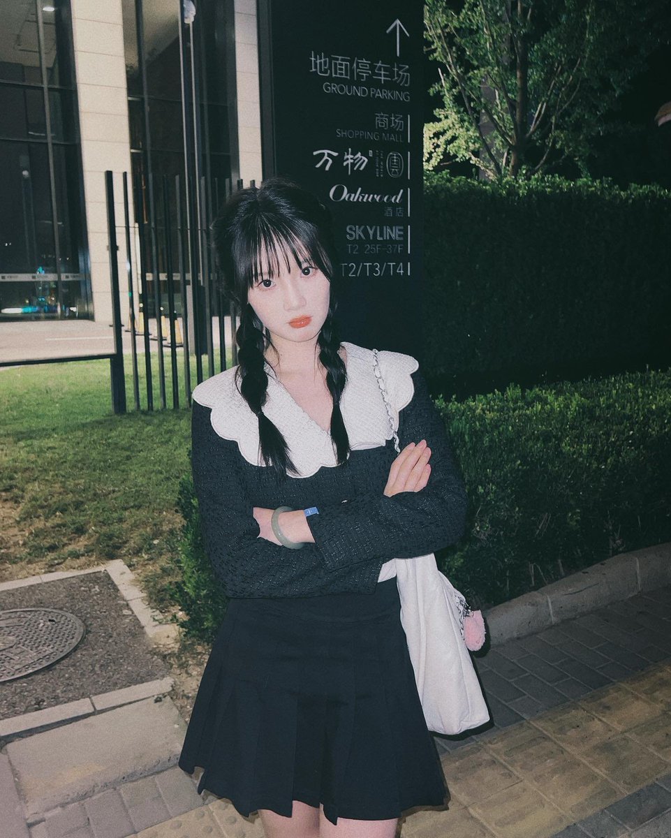 Miaoyid's tweet photo. Waiting for you to pick me up like I didn't already make myself comfortable here. https://t.co/4yqajFDZTQ
