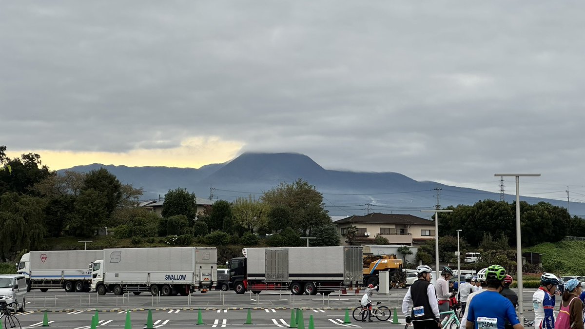 tk_sio's tweet photo. さて、赤城山HCの朝です。ラッキーなことに雨ではなく曇り。
昨夜はいつも通り仲間と夕飯。
選手の皆さん頑張りましょう！ https://t.co/ezHYAyfft0