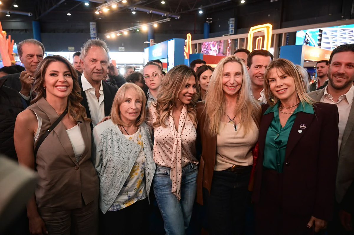 mediceneljefe's tweet photo. @KarinaMileiOk recorrió la FIT junto a @RomiDiezOk, @NachoDevitt, @KarenReichart y @virchugallardo. Una feria repleta de gente que se acercó a saludarla, abrazarla y compartir el entusiasmo por la Argentina que están construyendo. Así se siente el cambio. VLLC!!! https://t.co/Xqz9ZNaRqN