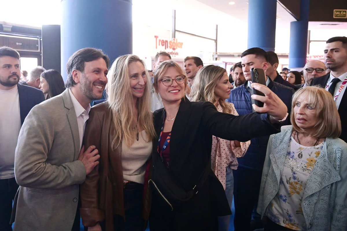 mediceneljefe's tweet photo. @KarinaMileiOk recorrió la FIT junto a @RomiDiezOk, @NachoDevitt, @KarenReichart y @virchugallardo. Una feria repleta de gente que se acercó a saludarla, abrazarla y compartir el entusiasmo por la Argentina que están construyendo. Así se siente el cambio. VLLC!!! https://t.co/Xqz9ZNaRqN