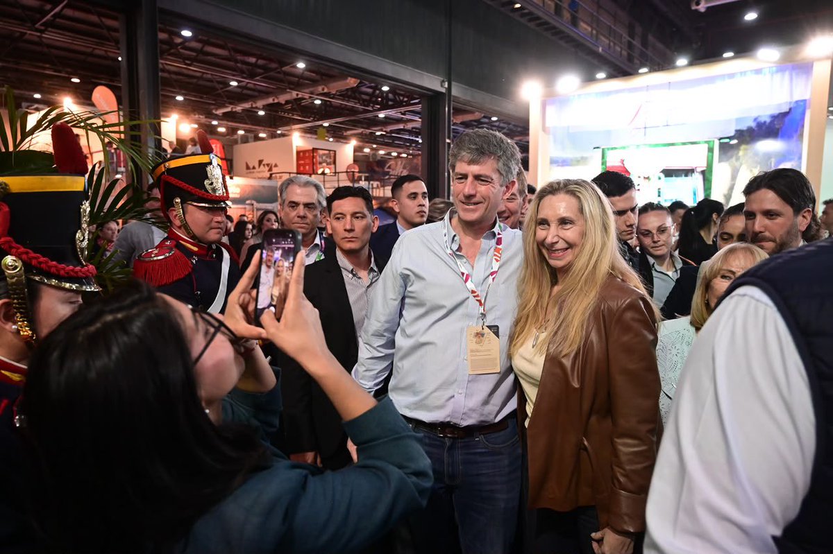 mediceneljefe's tweet photo. @KarinaMileiOk recorrió la FIT junto a @RomiDiezOk, @NachoDevitt, @KarenReichart y @virchugallardo. Una feria repleta de gente que se acercó a saludarla, abrazarla y compartir el entusiasmo por la Argentina que están construyendo. Así se siente el cambio. VLLC!!! https://t.co/Xqz9ZNaRqN