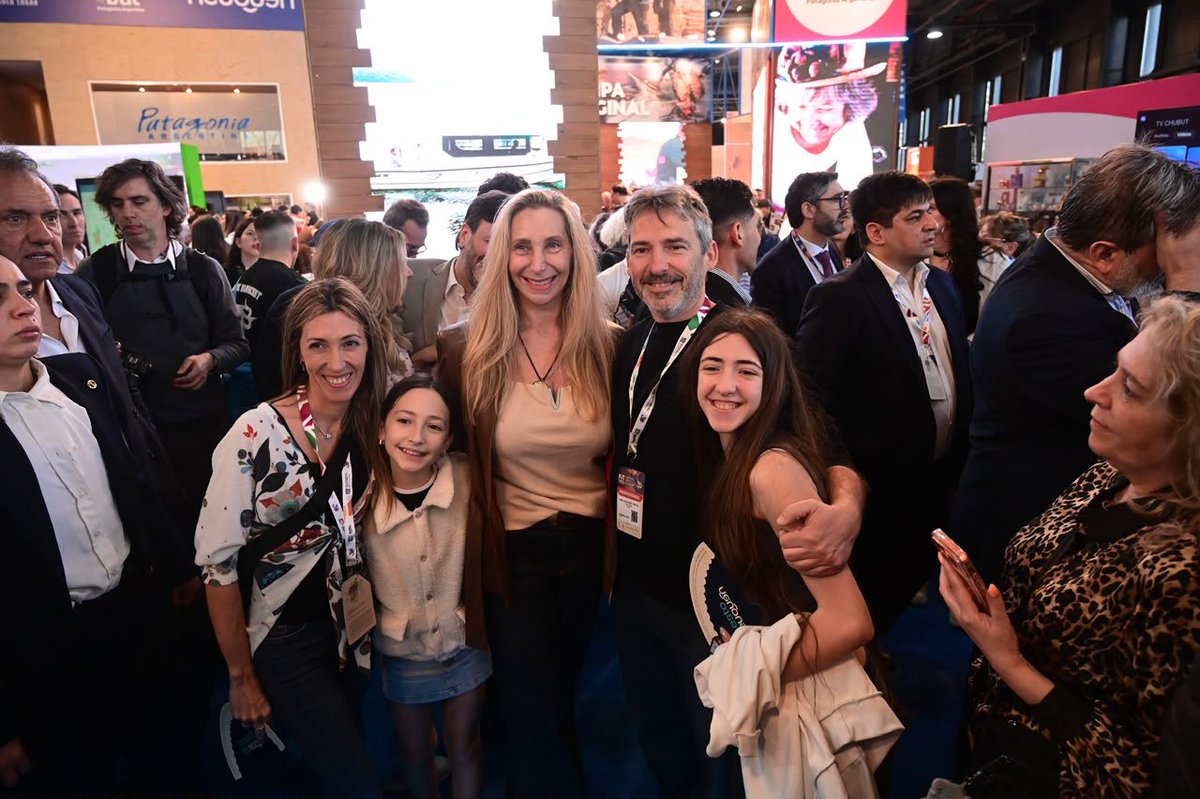 mediceneljefe's tweet photo. @KarinaMileiOk recorrió la FIT junto a @RomiDiezOk, @NachoDevitt, @KarenReichart y @virchugallardo. Una feria repleta de gente que se acercó a saludarla, abrazarla y compartir el entusiasmo por la Argentina que están construyendo. Así se siente el cambio. VLLC!!! https://t.co/Xqz9ZNaRqN